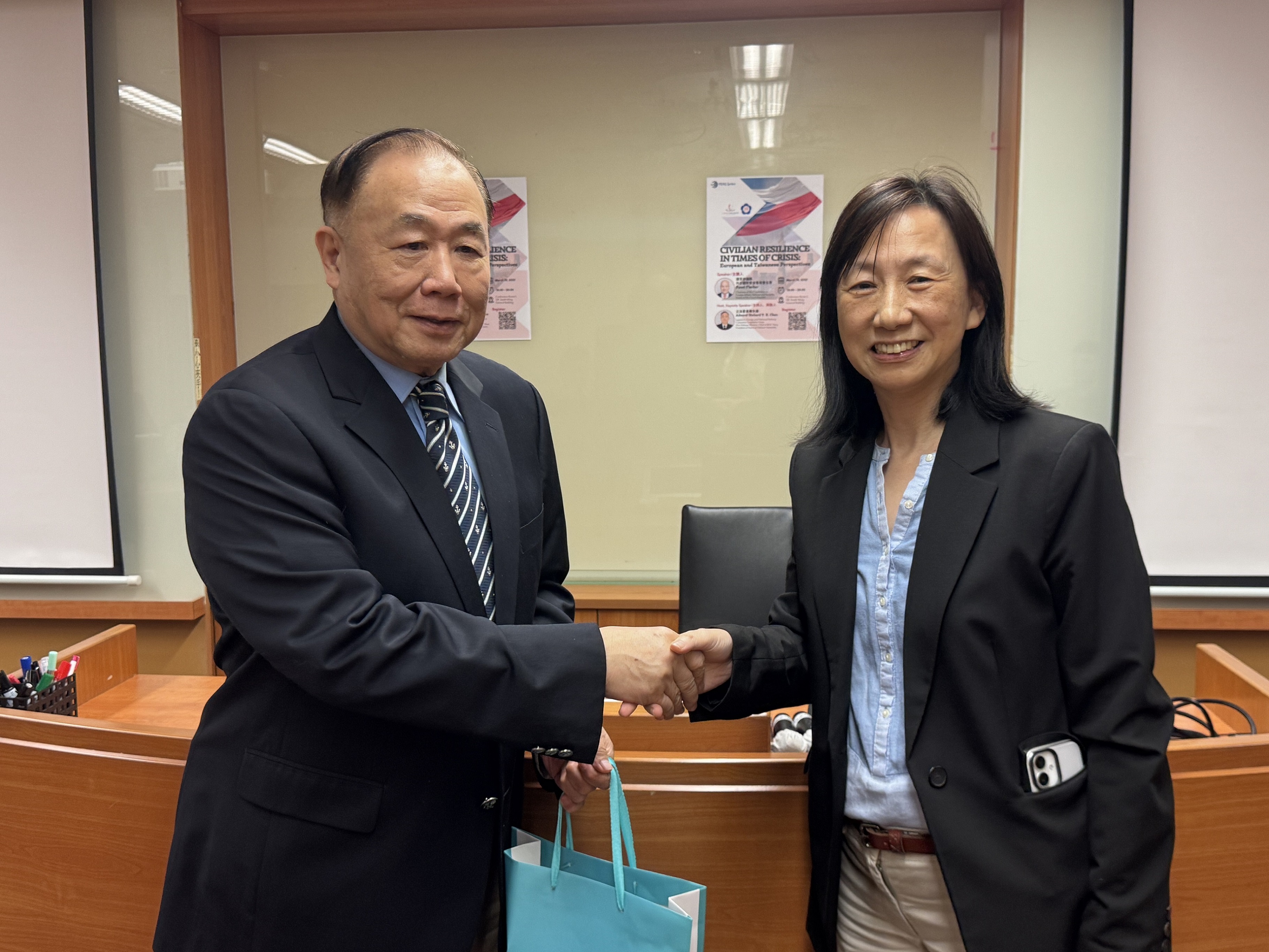 Dr. Wan-Ying Yang (right), Dean of the College of Social Sciences (CSS) at National Chengchi University, welcomes Legislator Yeong-Kang Chen, the former Deputy Defense Minister (left)